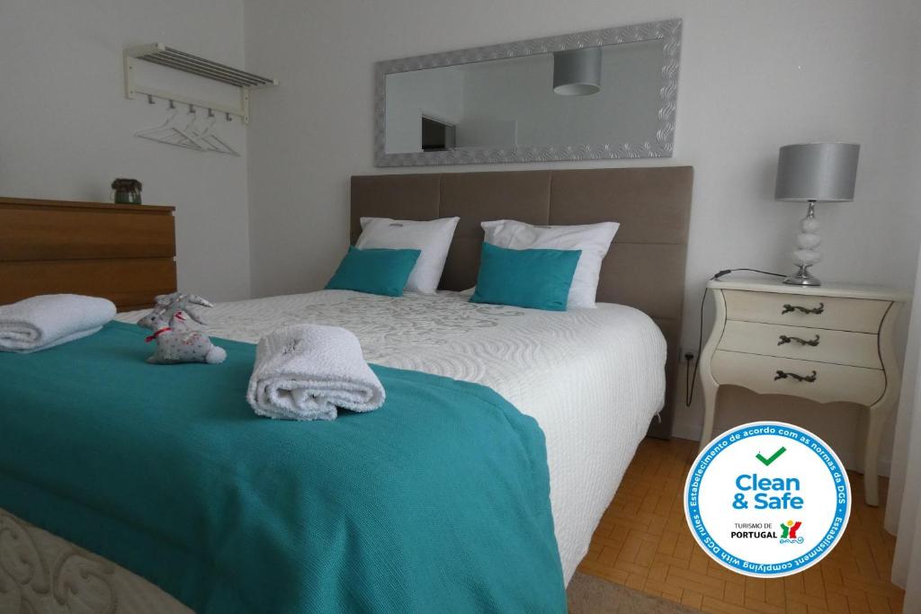 洛萨Casa Sandra - Apartamento Carlota的一间卧室配有两张绿色和白色的床