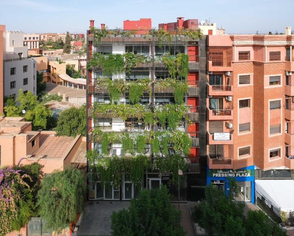 马拉喀什M Appart的公寓大楼的一侧种植了植物