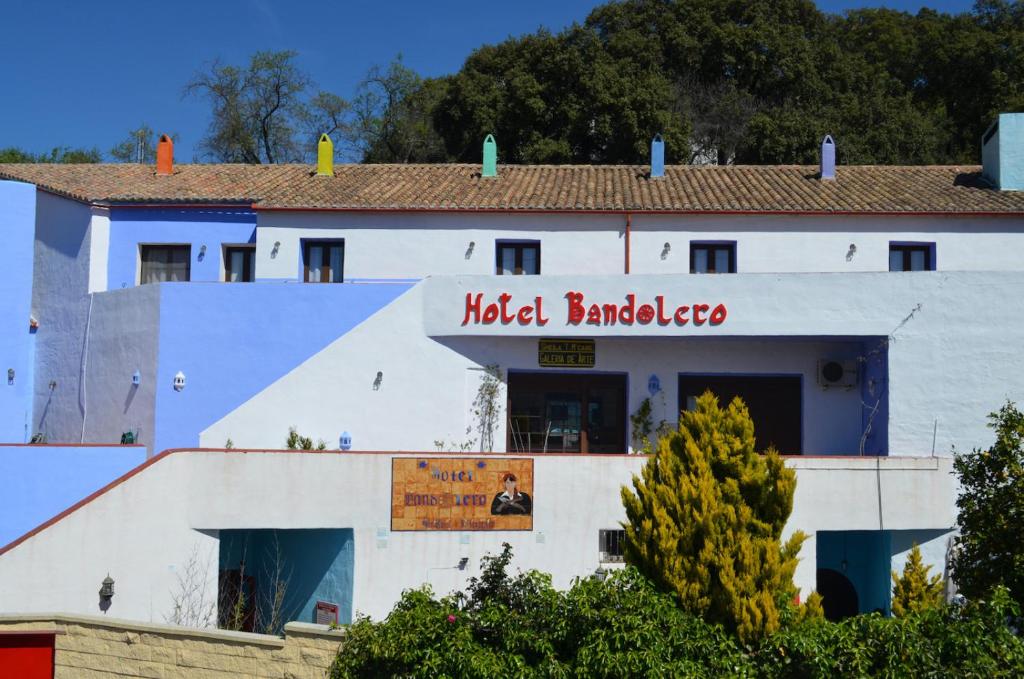 胡斯卡尔Hotel Restaurante Bandolero的白色的建筑,上面有标志