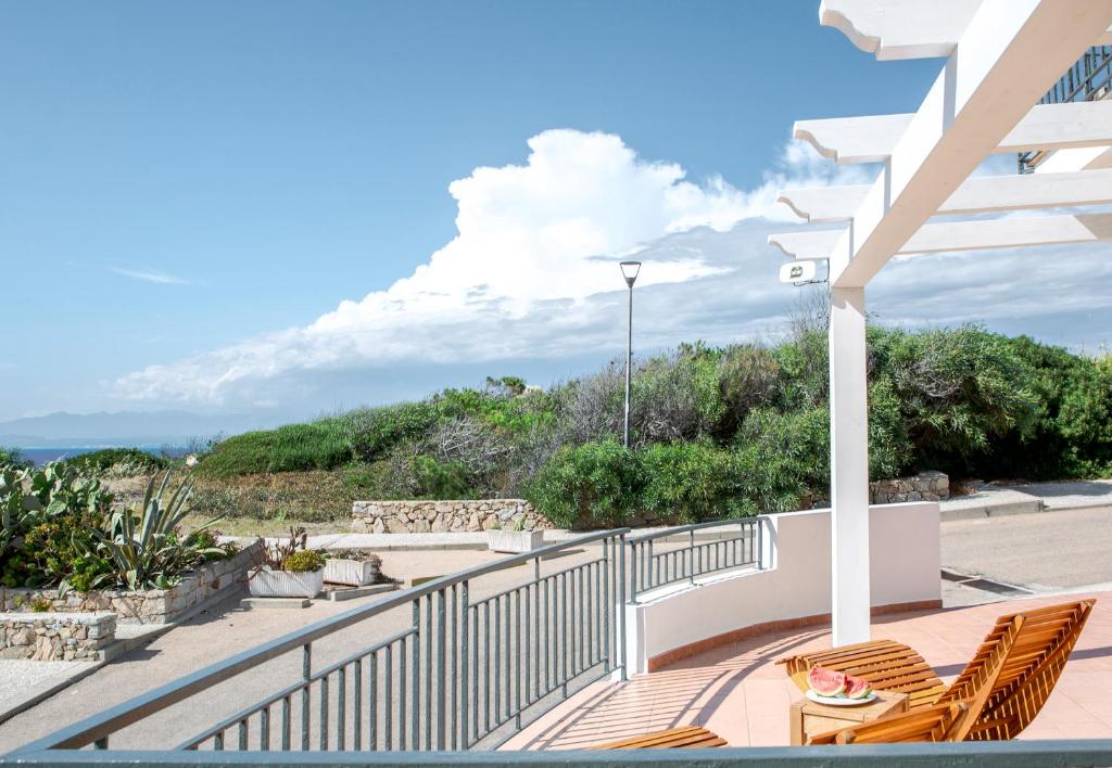 圣特雷莎加卢拉B&B La Torre Elite的阳台配有椅子,享有海景。