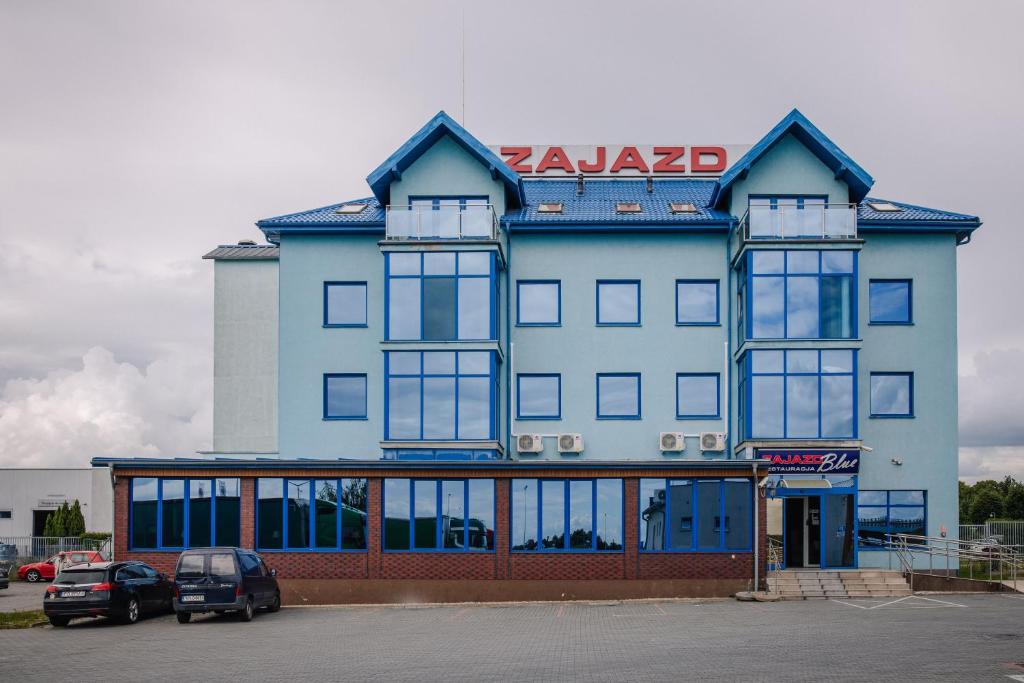 Stare MiastoZajazd Blue的一座蓝色的大建筑,上面有赤 ⁇ 标志