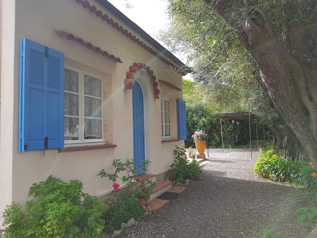 胡安莱潘LiseManu的蓝色百叶窗和窗户的房子