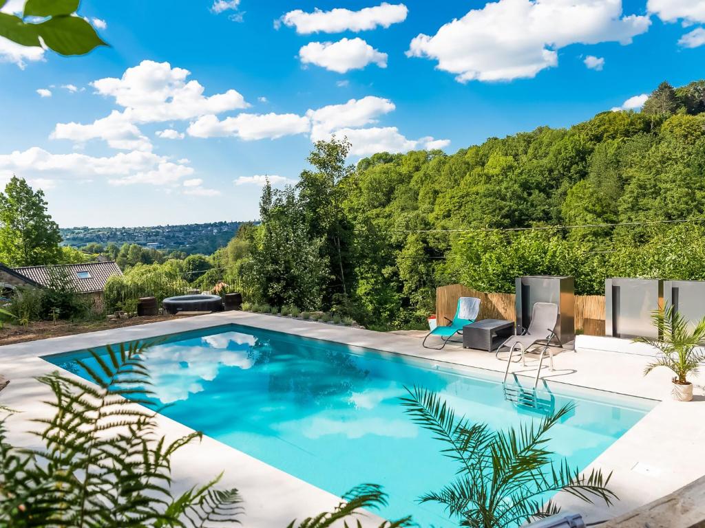 韦尔维耶Charming, cosy renovated farm in Les Houches的享有树木景致的游泳池