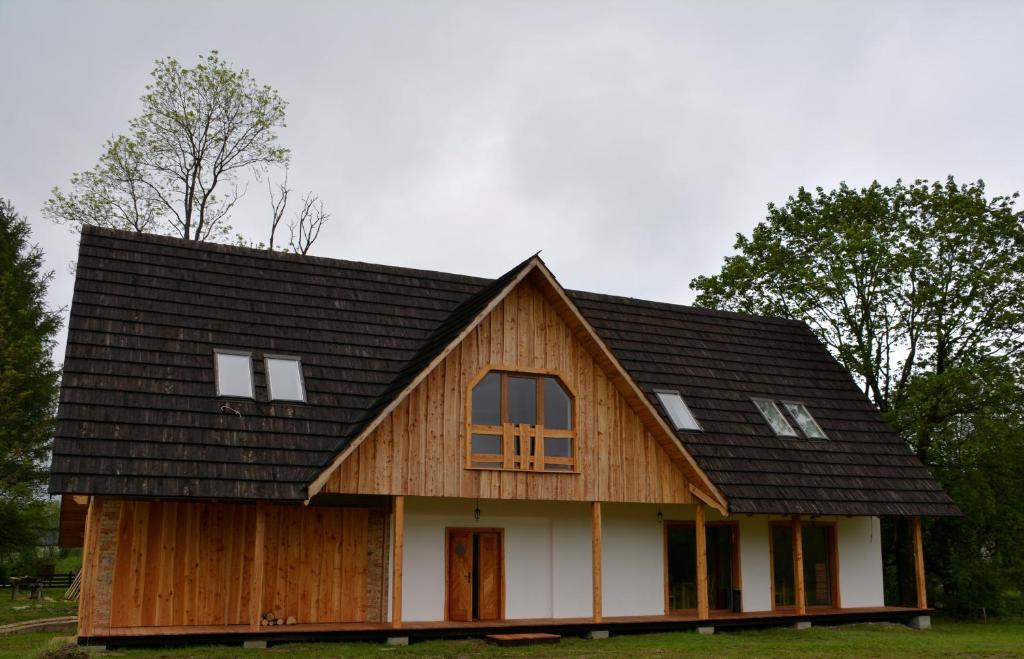 恰尔纳Michniowiec 6的一间木房子,设有 ⁇ 盖屋顶