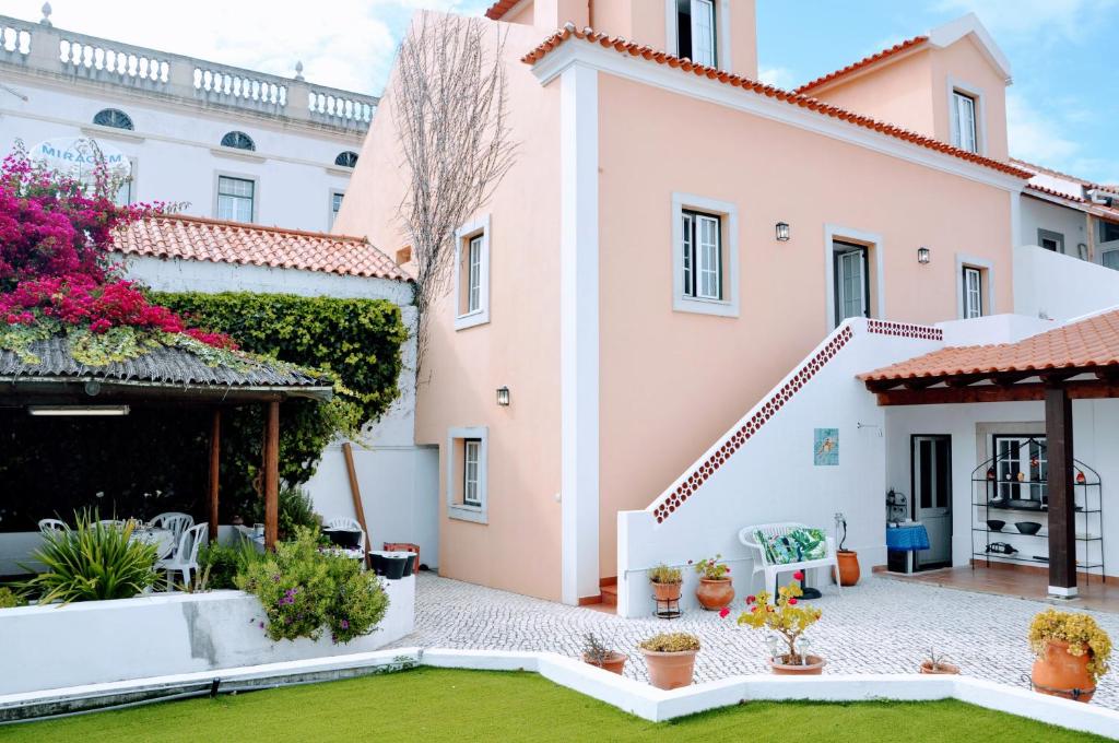 圣地亚哥-杜卡森Santiago Residence Guest House的庭院,带花园的房屋