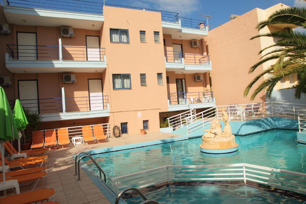 罗希姆诺艾米利亚公寓式酒店的大楼前的游泳池