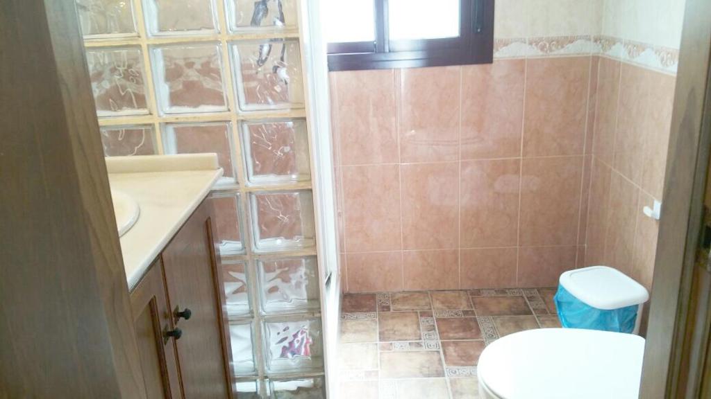 科尼尔-德拉弗龙特拉TRUJILLO HOLIDAY HOME con PISCINA的一间带卫生间和水槽的小浴室