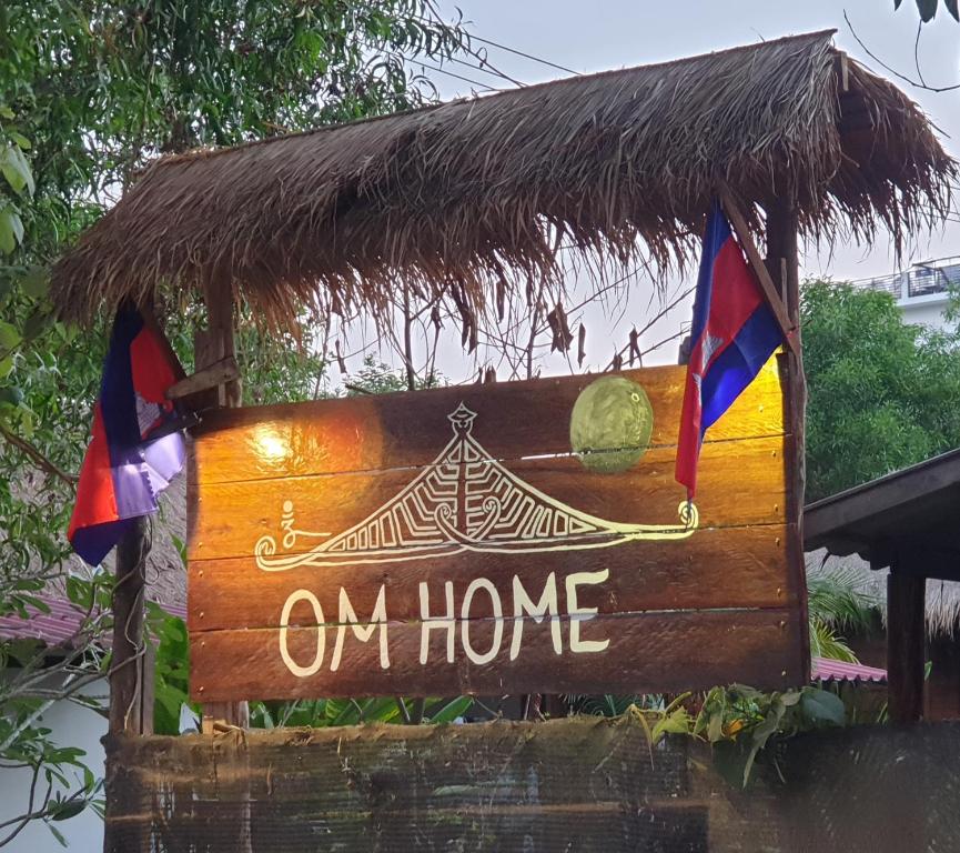 西哈努克欧姆度假屋的举着两个旗帜在家里说的标志