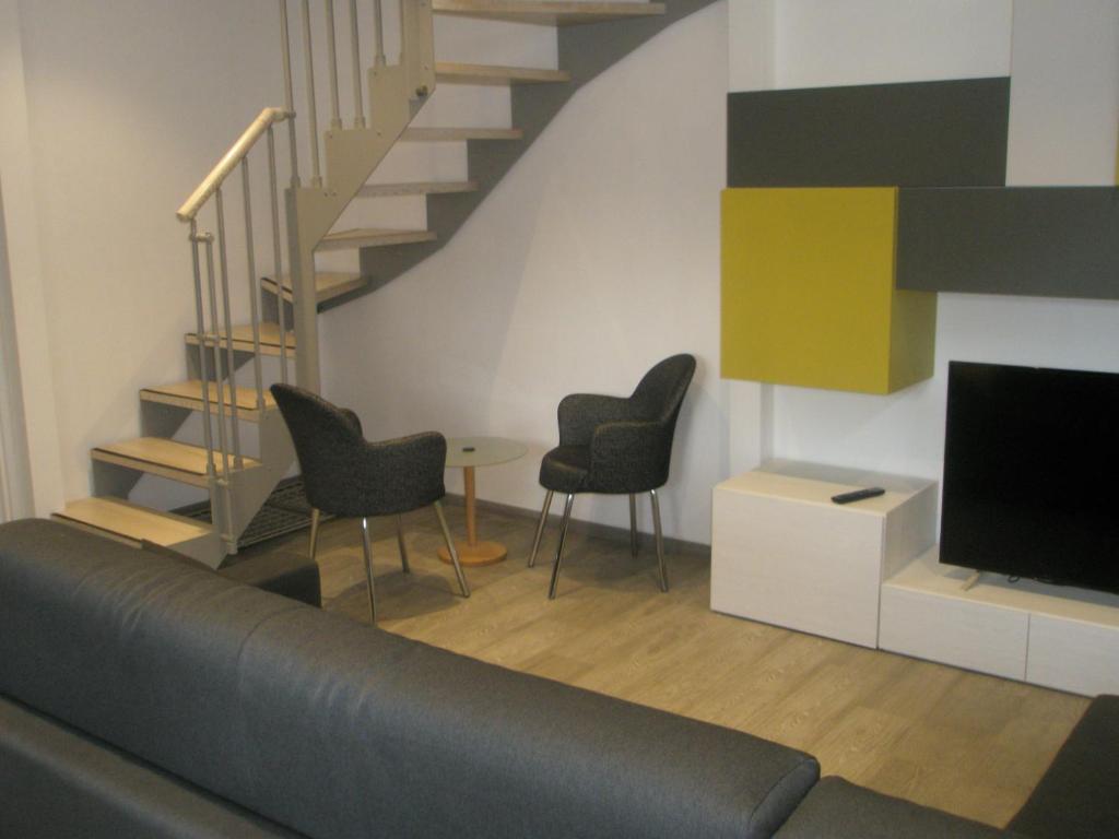 诺利Casa x vacanze in centro a Noli 009042-LT-0267的带沙发和椅子的客厅以及楼梯。