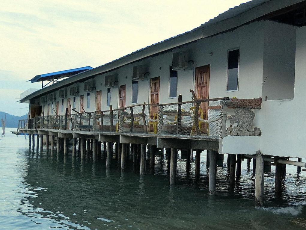 邦咯邦咯渔家的水中码头上的建筑物