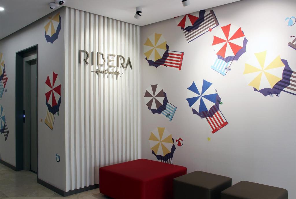 贝尼多姆Apartamentos Ribera的一间墙上挂着美国国旗的房间