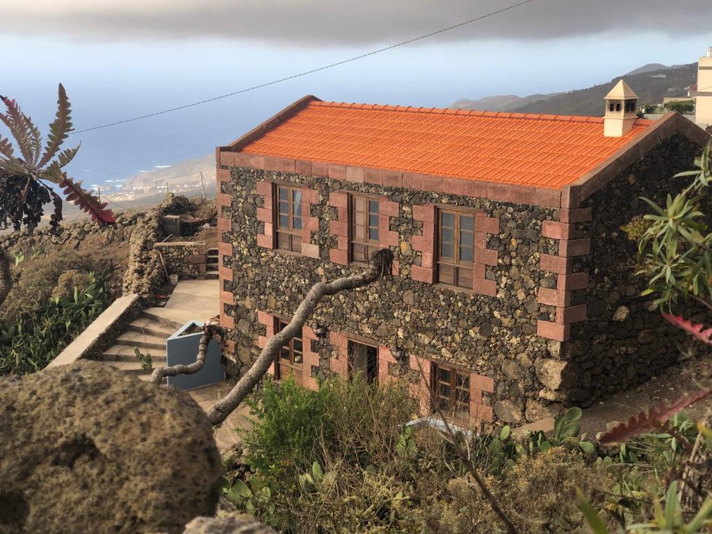 GuarazocaCASA RURAL BUENAVISTA的一座砖砌建筑,屋顶橙色