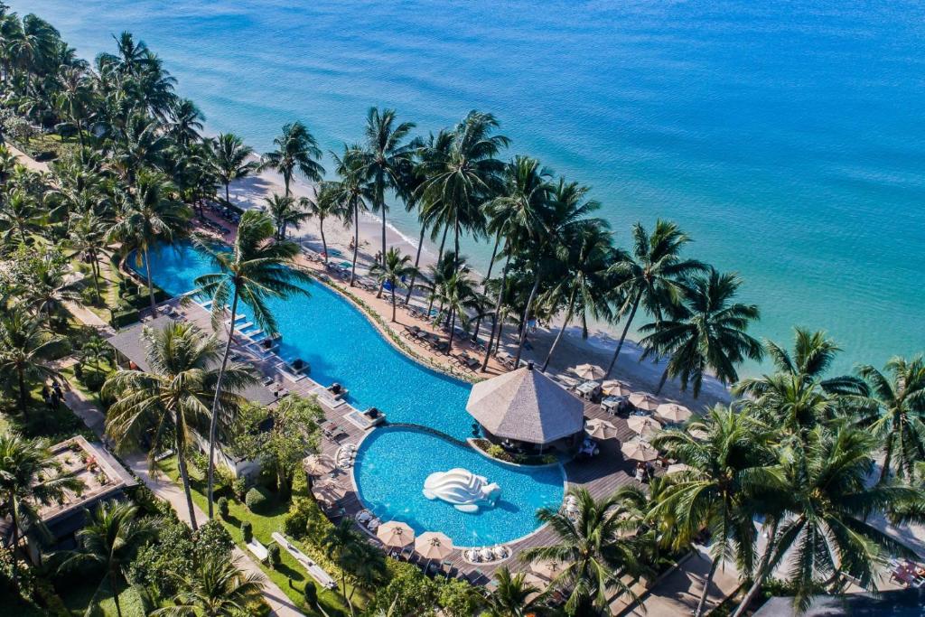 象岛KC Grande Resort Koh Chang的享有度假村的空中景致,设有游泳池和棕榈树