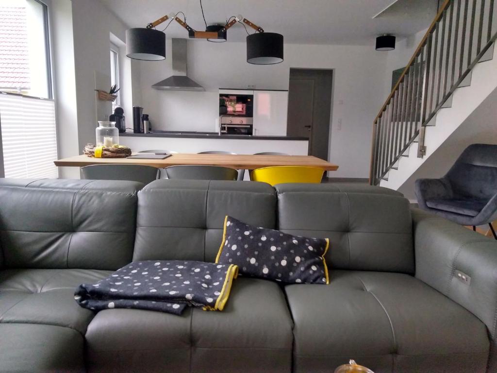 布雷格Reusenhaus Nord的客厅配有带枕头的沙发