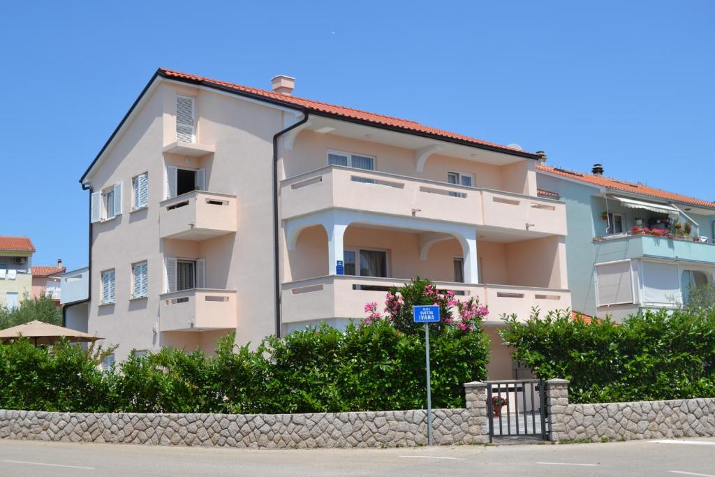 克尔克Apartment Stella di Mare的前面有蓝色标志的大型白色建筑