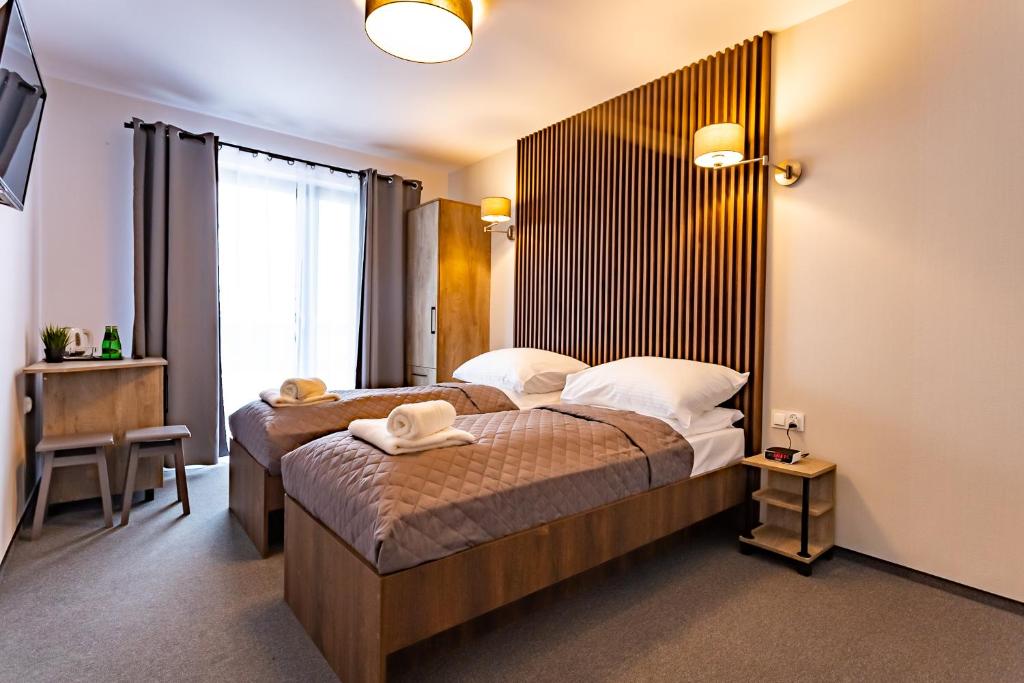 波拉齐克Willa Zdrojowa的一间卧室配有一张大床和木制床头板