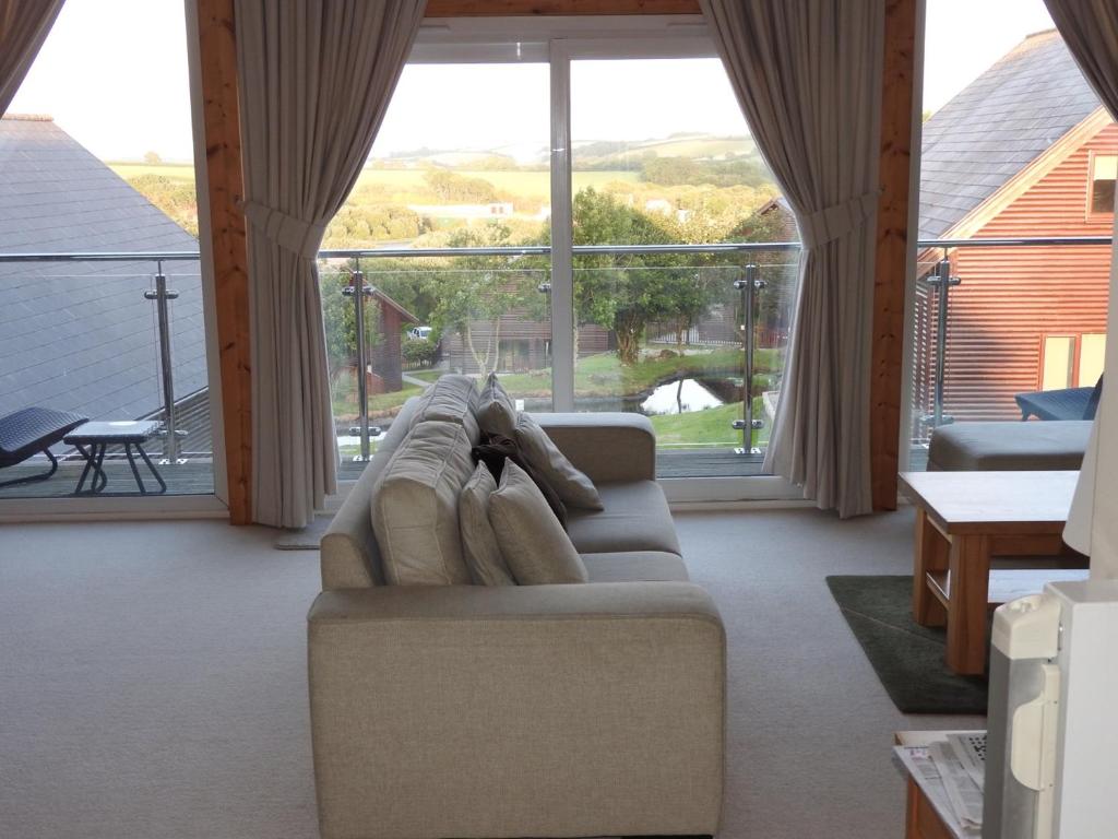 大圣科勒姆Peaceful relaxing home with leisure的带沙发和大窗户的客厅