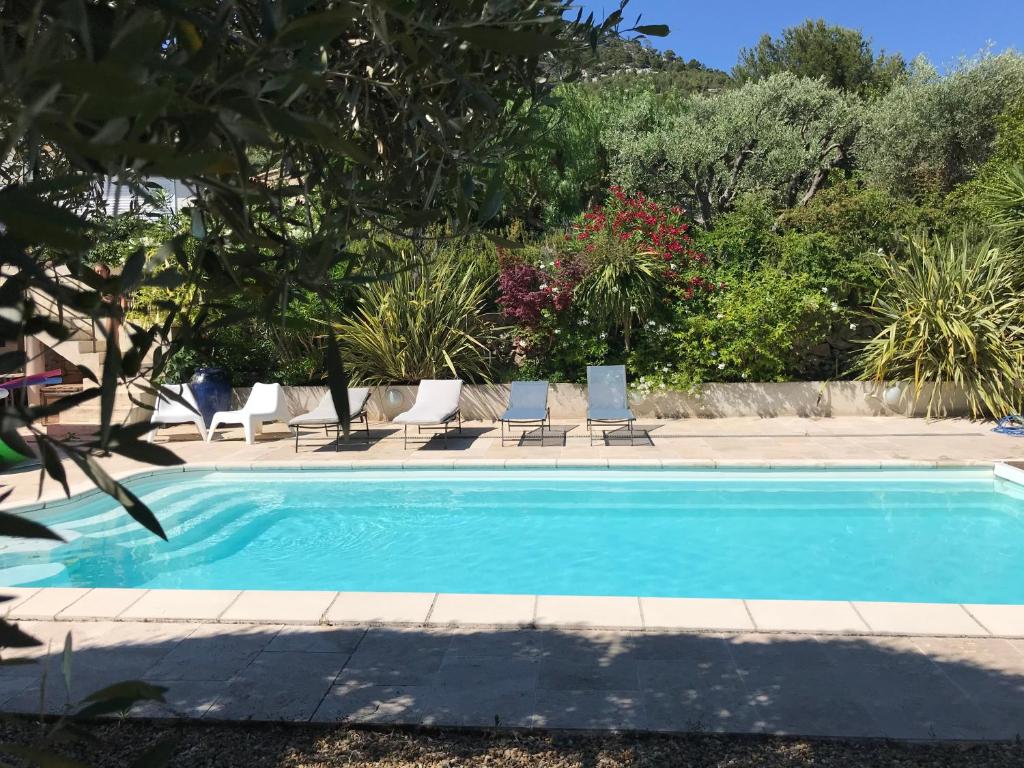 滨海萨纳里les Chambres d'Amis的一个带躺椅和树木的游泳池