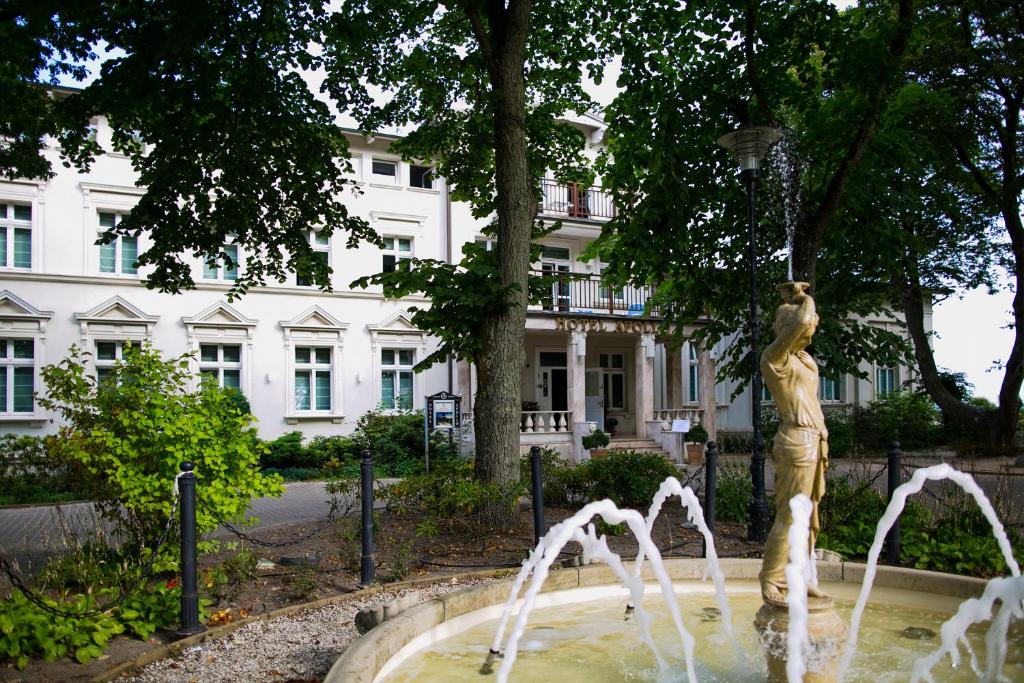 达洛科阿波罗酒店的一座建筑物前喷泉前的雕像