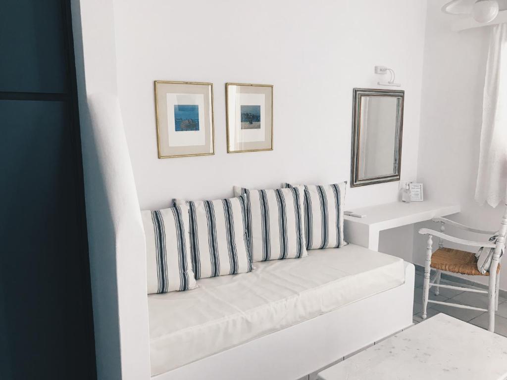 提诺斯Nautilos的白色的客厅配有带条纹枕头的沙发