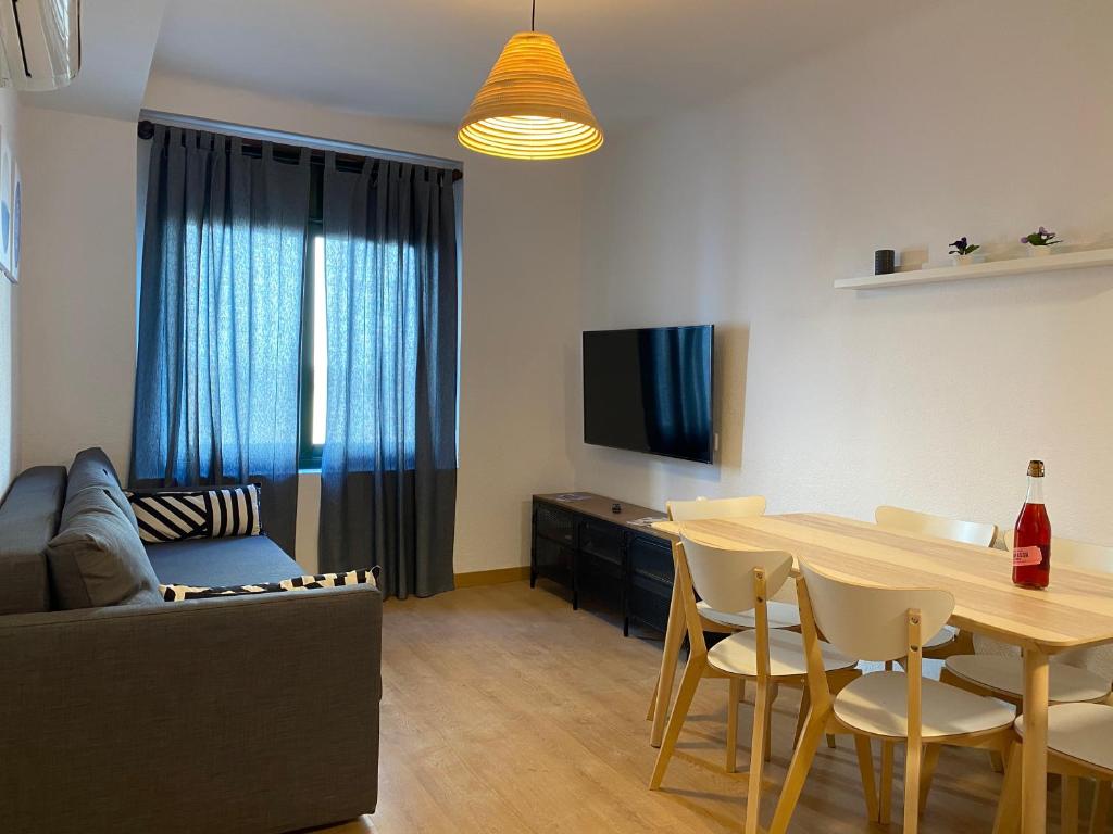 罗列特海岸Apartments Sant Lluis CENTER, 2 min walk from the sea的客厅配有桌子和沙发