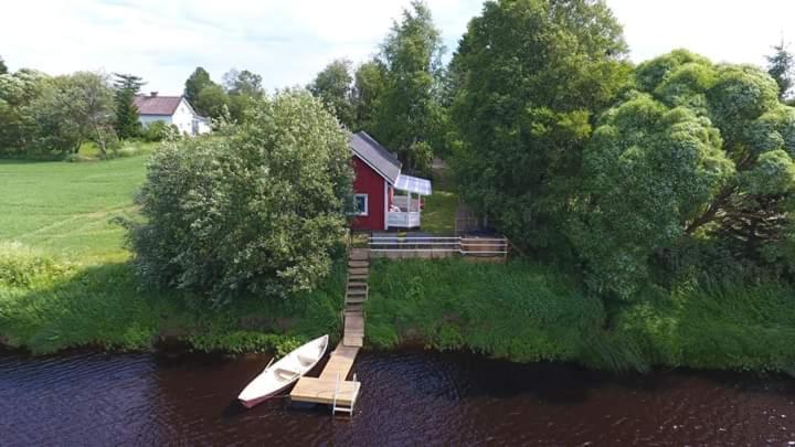 TynkäKesäranta的水中的小红房子,有船