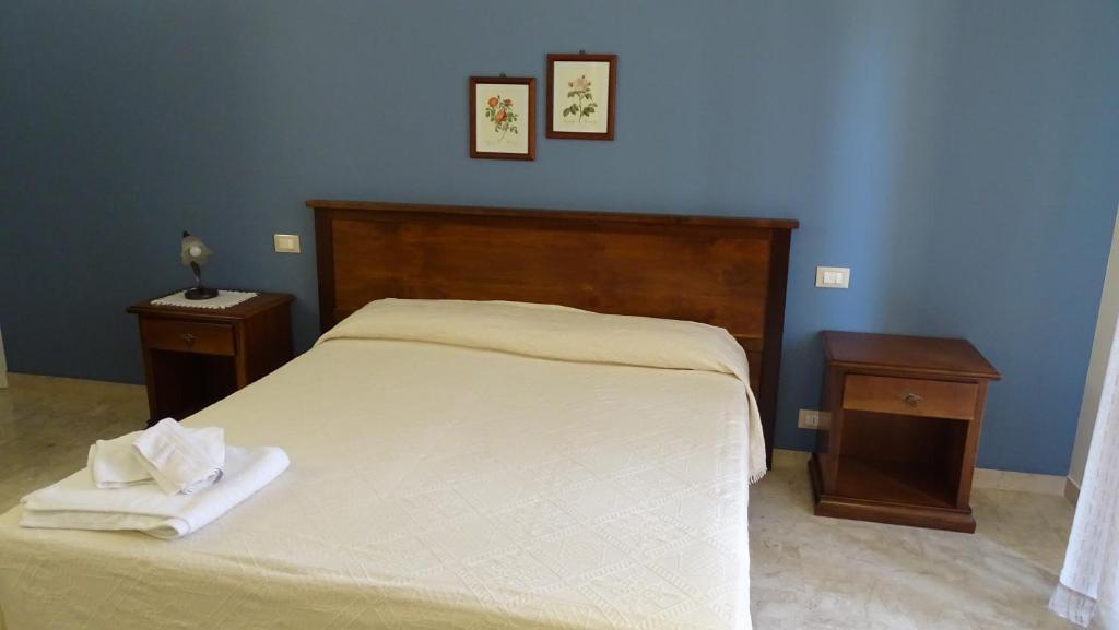 基亚拉蒙泰-古尔菲CATANIA - Historic B&B Apartments Home的一间卧室配有一张带2个床头柜的大床