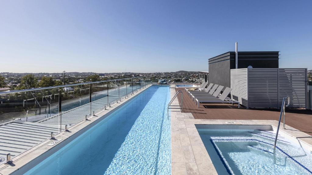 布里斯班Oaks Brisbane Woolloongabba Suites的大楼顶部的大型游泳池