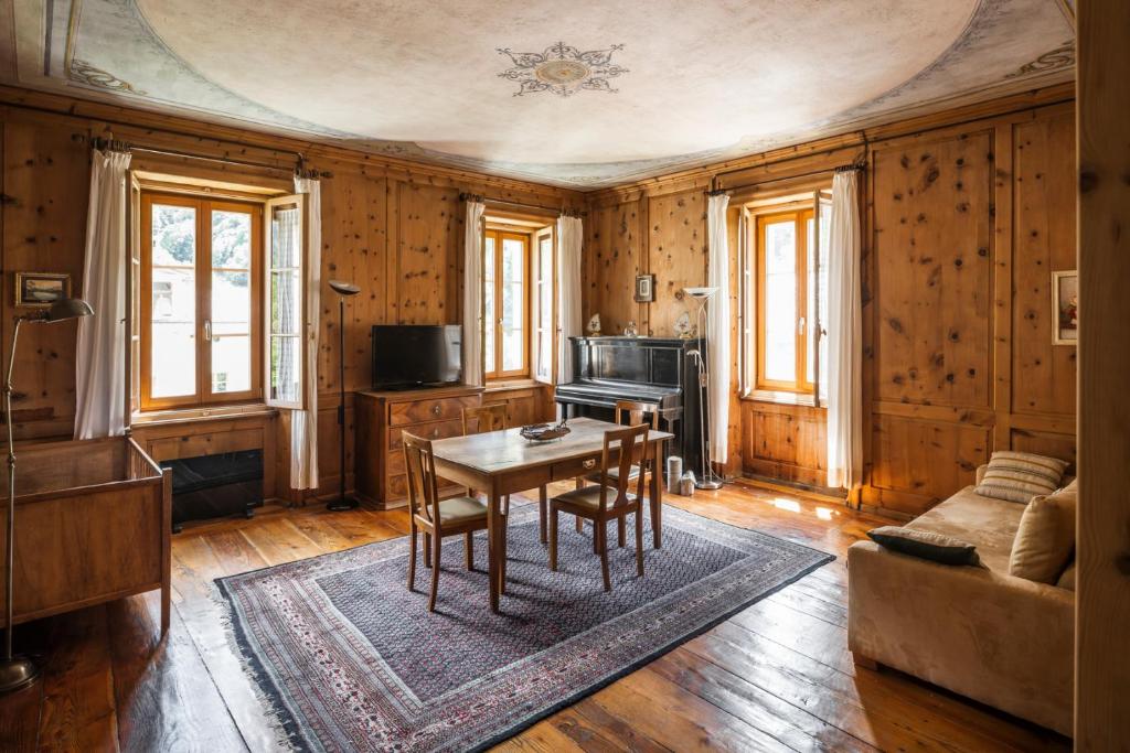 CastasegnaIn val Bregaglia mille possibilità di benessere的客厅配有桌子和沙发