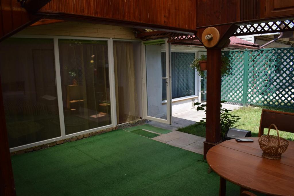 克卢日-纳波卡Cluj Center 2的一个带绿色草坪和桌子的封闭式庭院