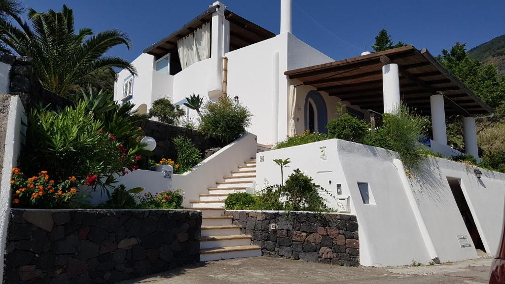 圣马里纳萨利纳Case Vacanze Marina Longo的前面有楼梯的白色房子