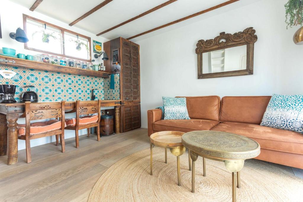 阿姆斯特丹House boat studio with waterfront terrace的客厅配有沙发和桌子