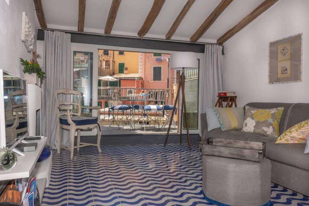 里奥马哲雷Ossi di Seppia的客厅配有沙发和桌子