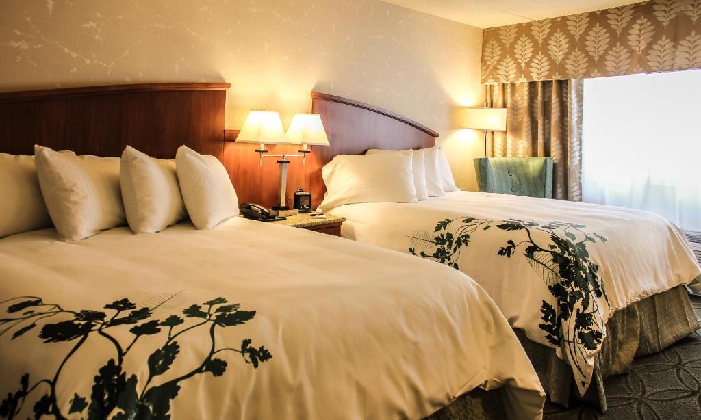 埃尔金斯Wingate by Wyndham Elkins的酒店客房设有两张床和窗户。