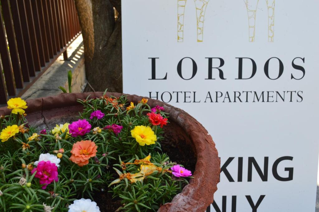 尼科西亚尼科西亚罗德斯公寓式酒店的花盆里花朵多彩