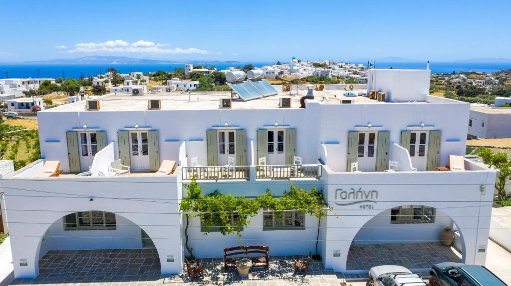 阿波罗尼亚Hotel Galini Sifnos的白色的海景建筑