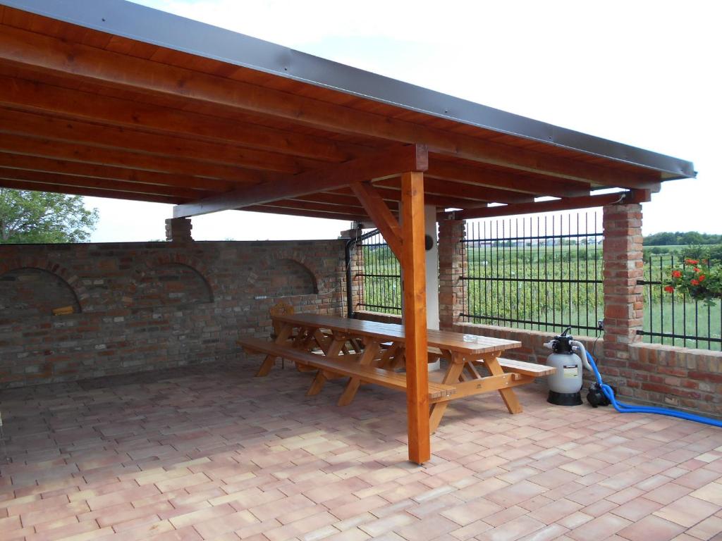 摩拉瓦新村Penzion Imrichovi的木制凉亭,在庭院设有野餐桌