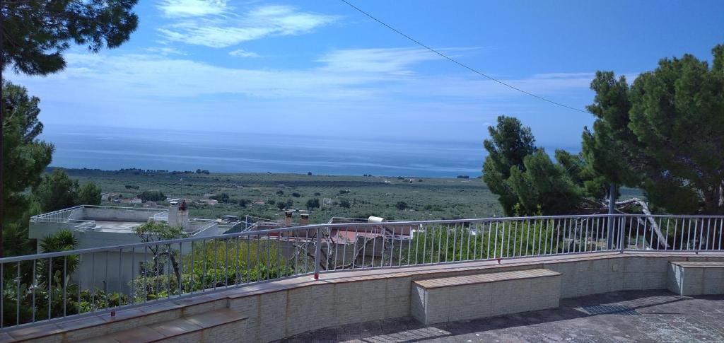 圣安吉罗山La veranda sul golfo的从房子的阳台上可欣赏到田野的景色