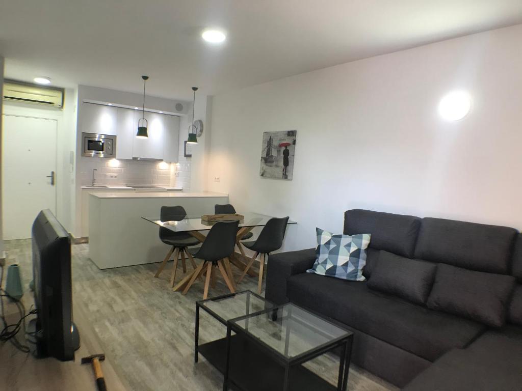 奇克拉纳－德拉弗龙特拉Apartmento Apartaclub La Barrosa 223的客厅配有沙发和桌椅