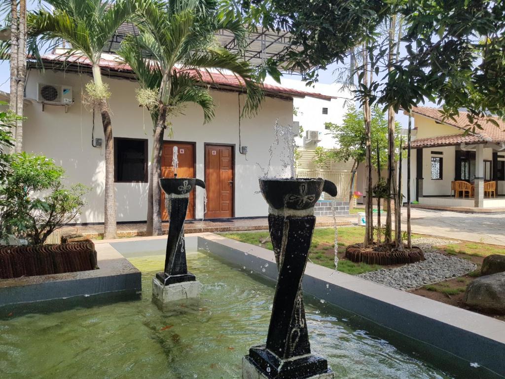KudusVilletta House Syariah的水喷泉在房子前面