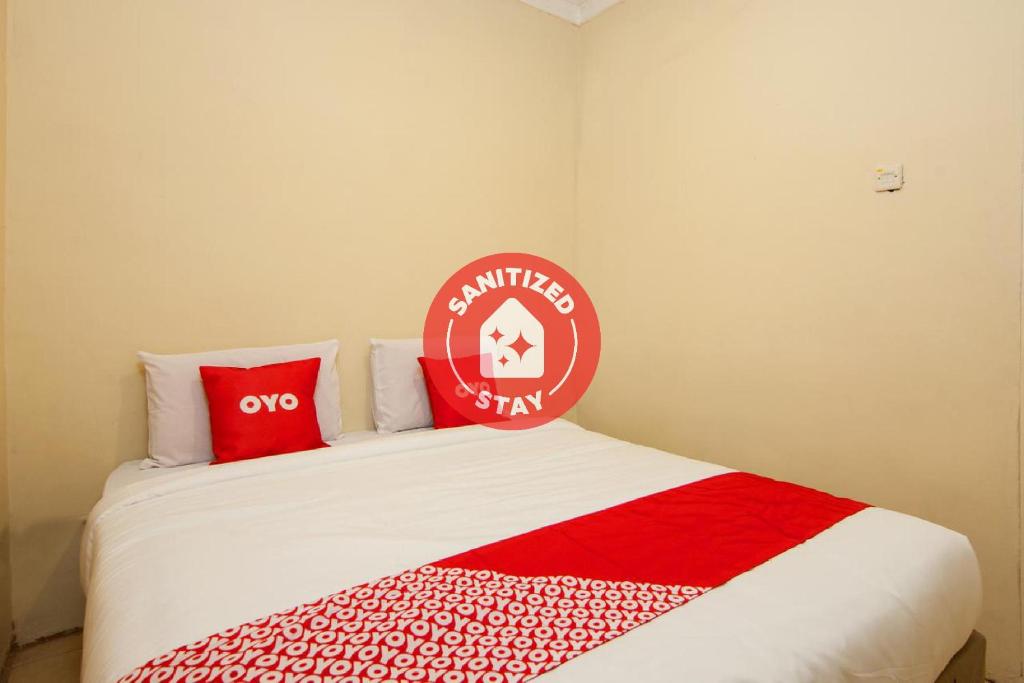 巴拉巴特OYO 2045 Hotel 211的床上有红白毯子