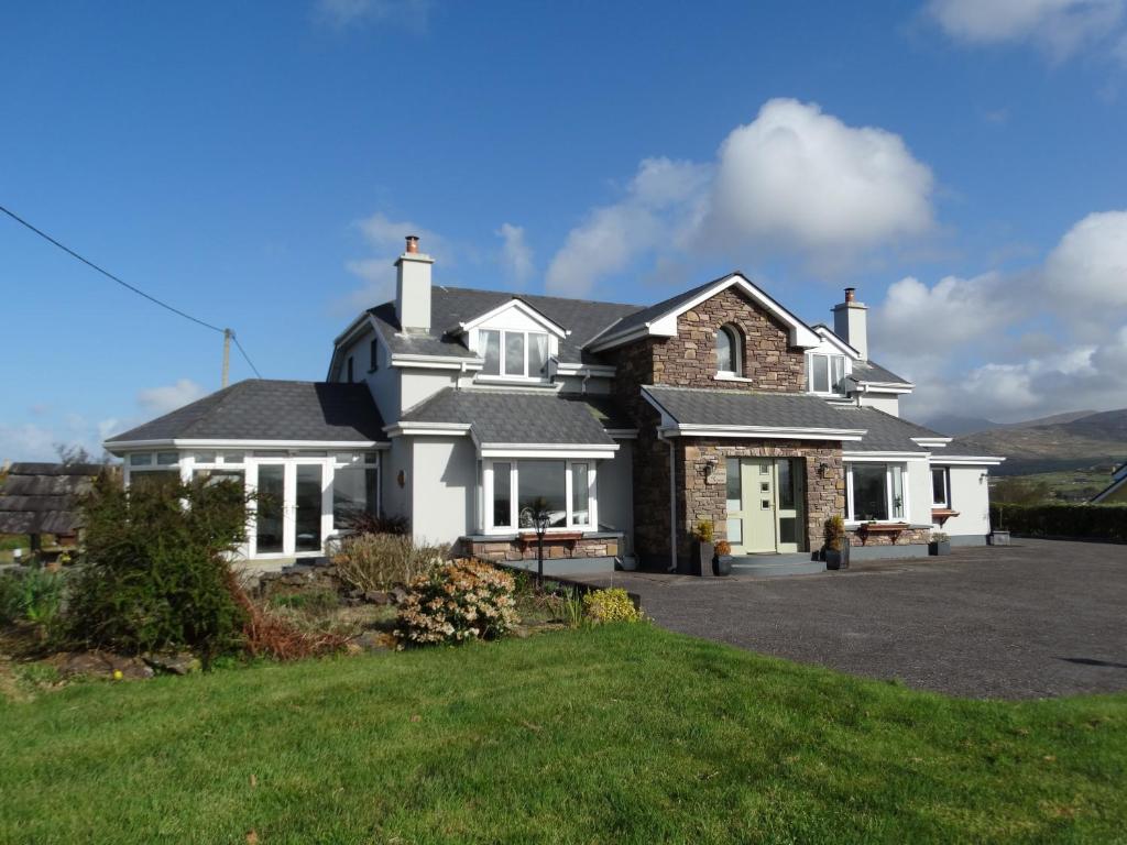 丁格尔Dunlavin House - Aidan OBrien的山丘上带绿色草坪的房子