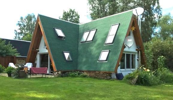 AhrensbergMatilda I-die außergewöhnliche Finnhütte的庭院中绿色屋顶的绿色房子