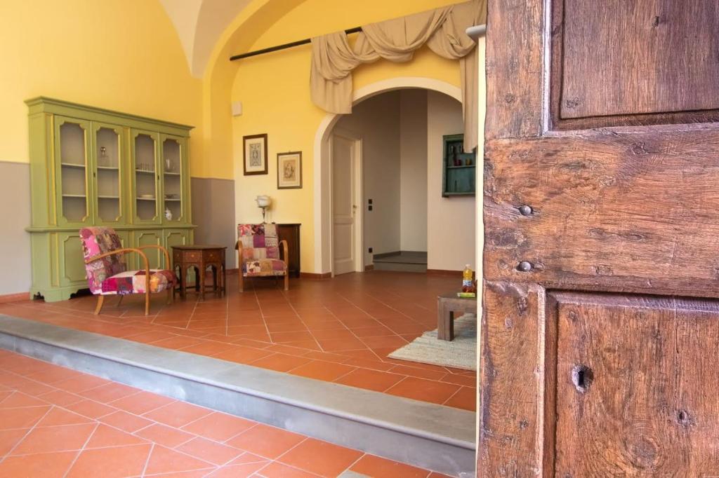 皮斯托亚RESIDENZA LE CICOGNE的一间铺有瓷砖地板的客房内的开放式木门