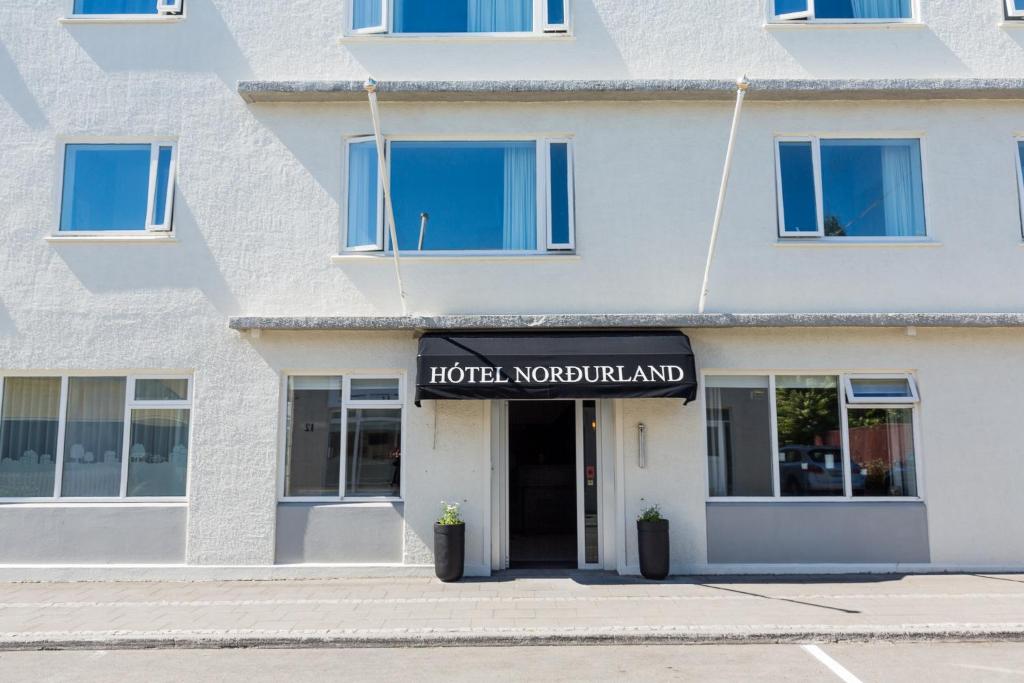 阿克雷里Hotel Norðurland的建筑前的旅馆模范地标