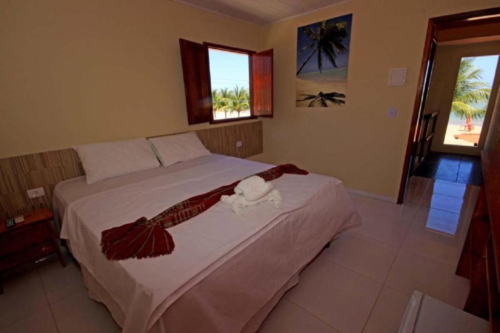 雅帕拉廷加Pousada Mama Pereira的一间卧室配有一张床,床上有毛巾