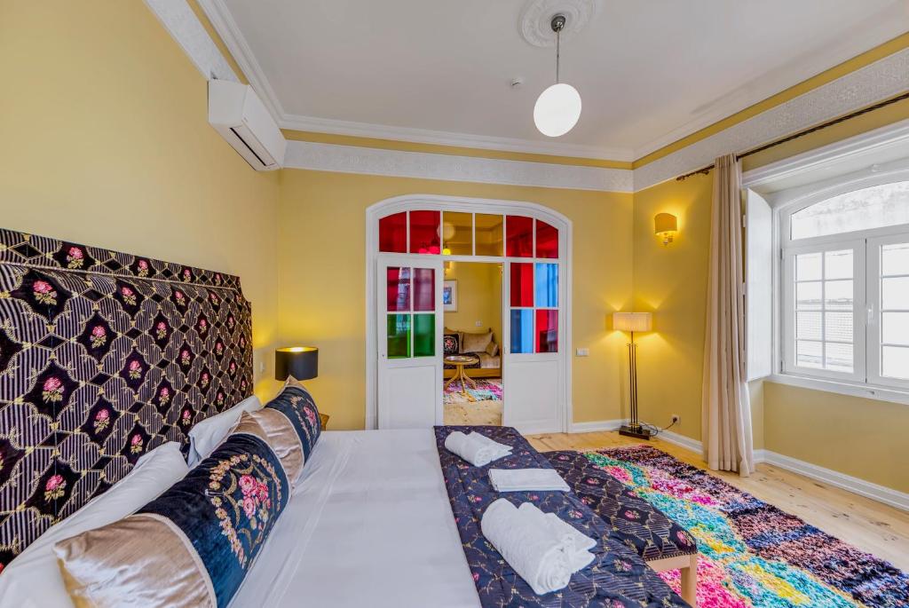 西尔韦斯Mosaiko 5 Suites的带沙发和窗户的客厅