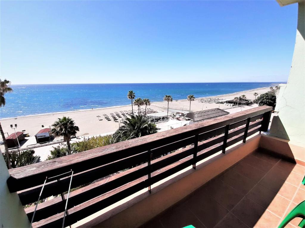 Estepona布埃纳维斯塔酒店的享有海滩美景的阳台