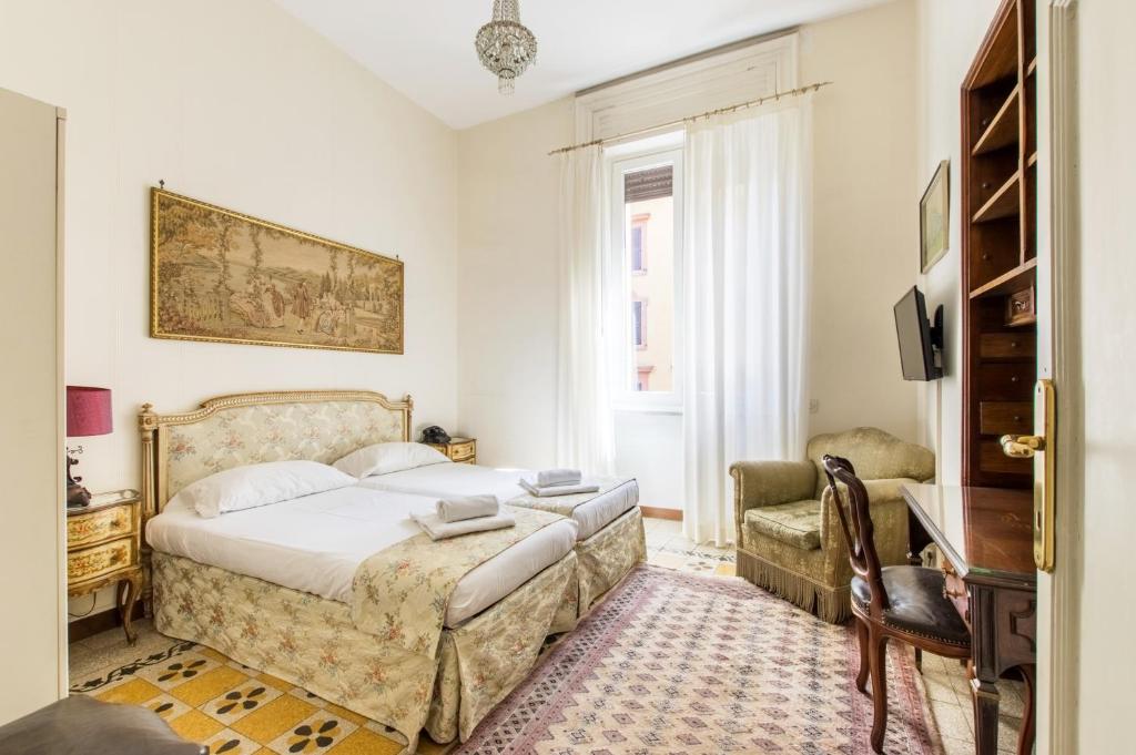 罗马特拉斯提弗列装饰公寓的一间卧室配有一张床和一把椅子