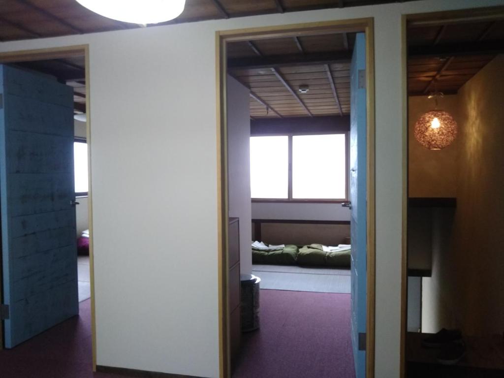 松本はんこＩＮＮ お城のアパート Hanko INN Private aparments nearby castle的走廊上设有窗户上的床铺